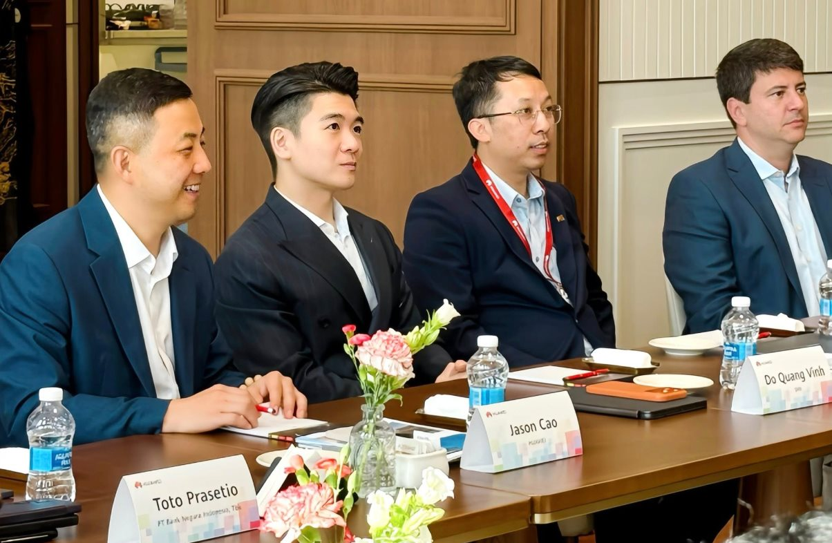 Hoa hậu Đỗ Mỹ Linh xuất hiện cùng chồng Chủ tịch tại sự kiện đặc biệt, một chi tiết gây chú ý - Ảnh 4.