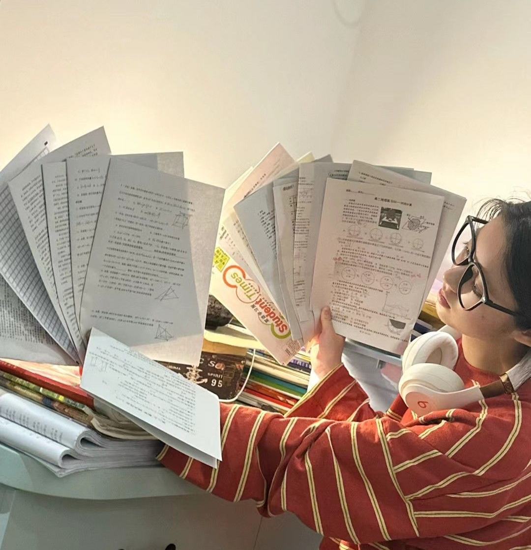 Tại sao nên dọn sạch đề thi cũ khỏi bàn học? - Ảnh 1.
