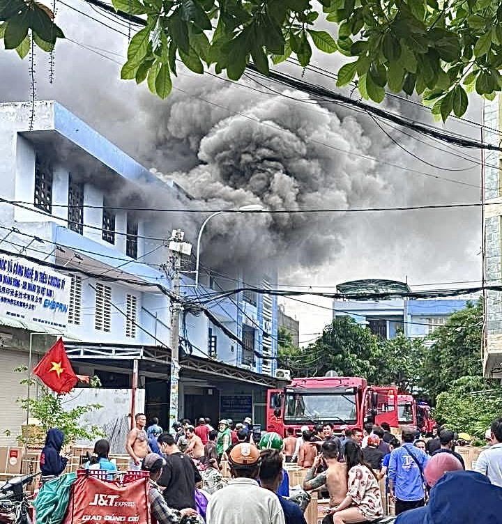 Cháy kho điện máy ở gần chợ đầu mối Hóc Môn - Ảnh 1.
