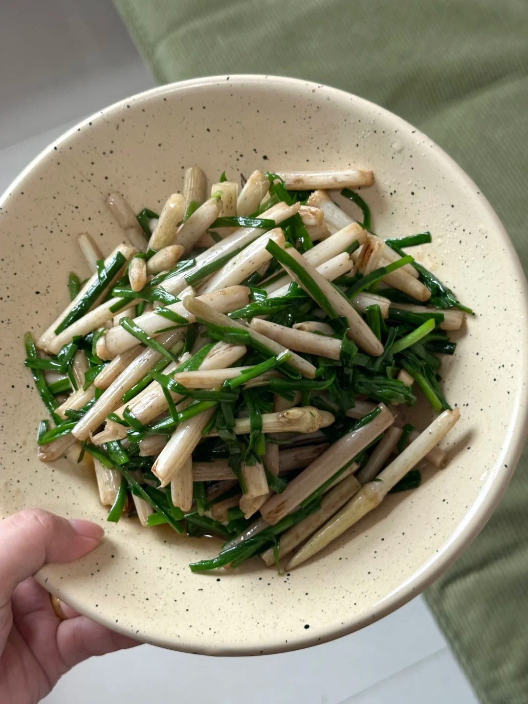 Đi chợ thấy loại rau này nhất định phải mua: Xào với hẹ 5 phút ra món ngon "tốn cơm", người sành ăn mới biết - Ảnh 1.