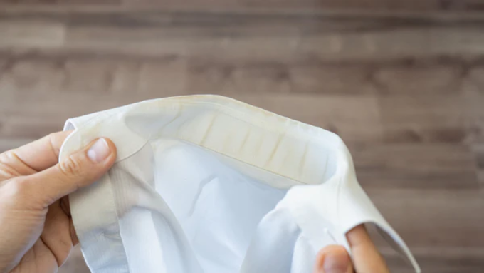 5 cách tẩy quần áo trắng ố vàng hoặc ngả màu cháo lòng- Ảnh 1.