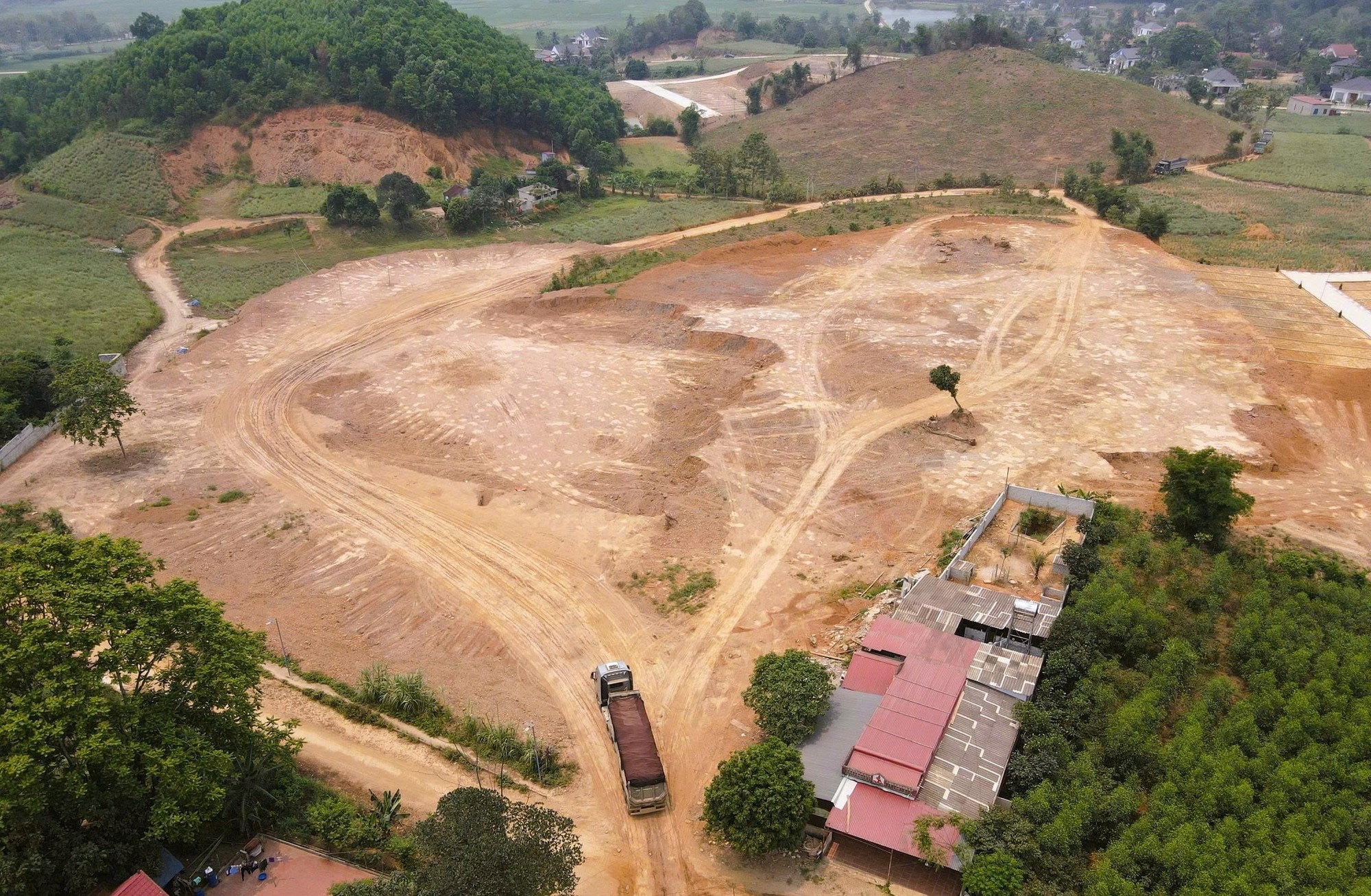 Bạt đồi, "lách luật" phân lô bán nền - Ảnh 1.