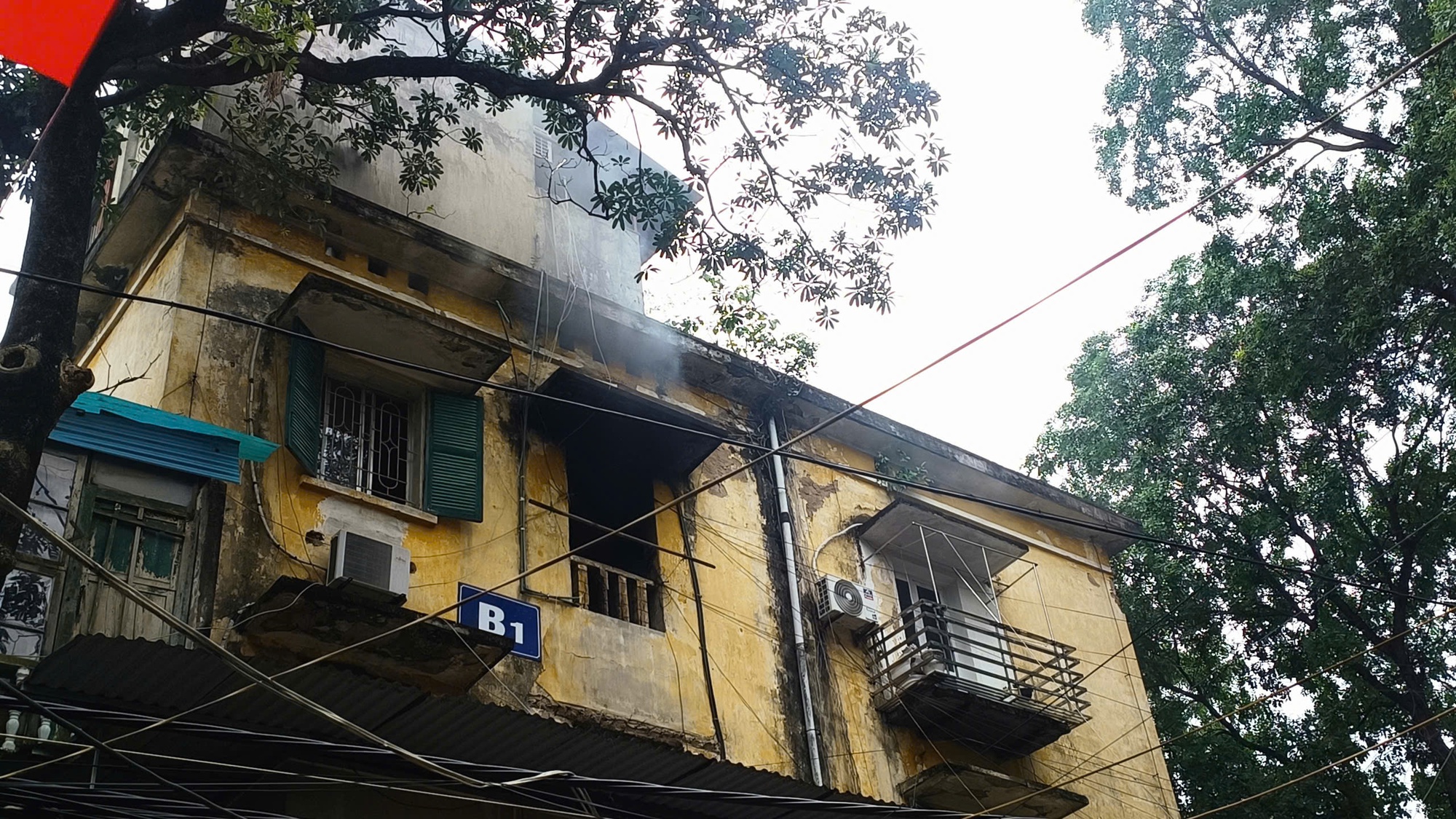 Cháy căn hộ tập thể Nguyễn Công Trứ, cư dân hoảng loạn tháo chạy - Ảnh 1.
