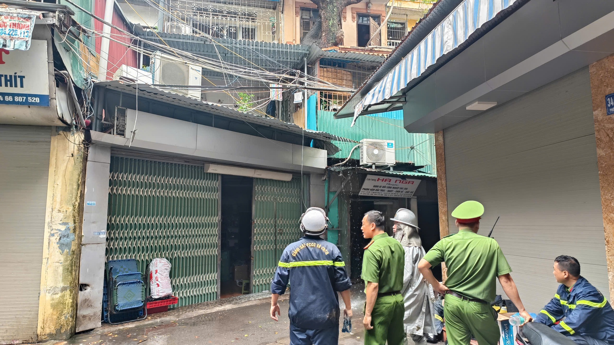 Cháy căn hộ tập thể Nguyễn Công Trứ, cư dân hoảng loạn tháo chạy - Ảnh 3.