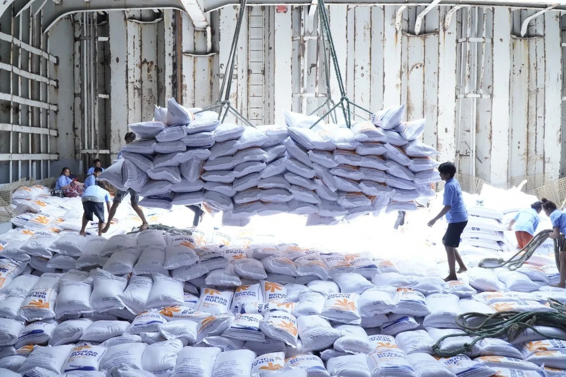 Hơn 20 tàu dồn dập xếp đầy 'hạt ngọc Việt' sang quốc gia láng giềng chỉ trong 10 ngày: Chuyện gì đang xảy ra?  - Ảnh 1.