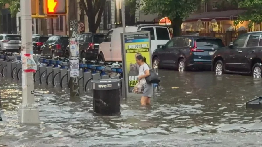 New York ngập như sông: Vừa xuống xe buýt, người phụ nữ bị cuốn trôi - Ảnh 1.