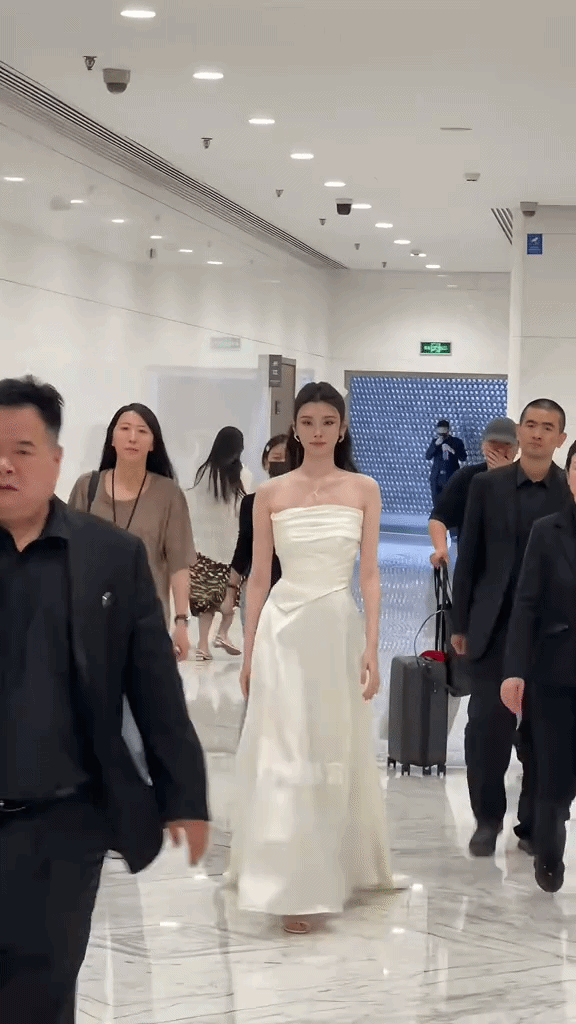 Mỹ nhân showbiz làm dâu gia tộc nghìn tỷ: U40 vẫn đẹp xuất sắc, không ai nghĩ cô ấy là mẹ 2 con - Ảnh 2.