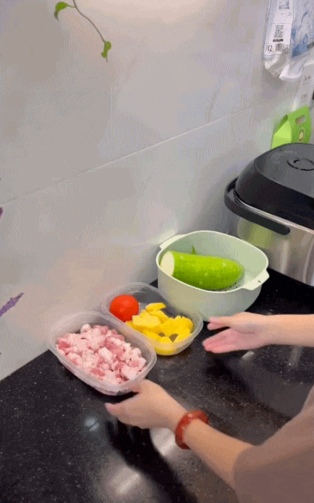 Loạt clip nấu ăn lúc 5h30 sáng của mẹ 2 con ở Quảng Trị hút hàng triệu lượt xem vì quá thực tế: Chi tiêu tiền chợ kiểu gì mà cả nhà 4 người vẫn sống thoải mái?- Ảnh 1.
