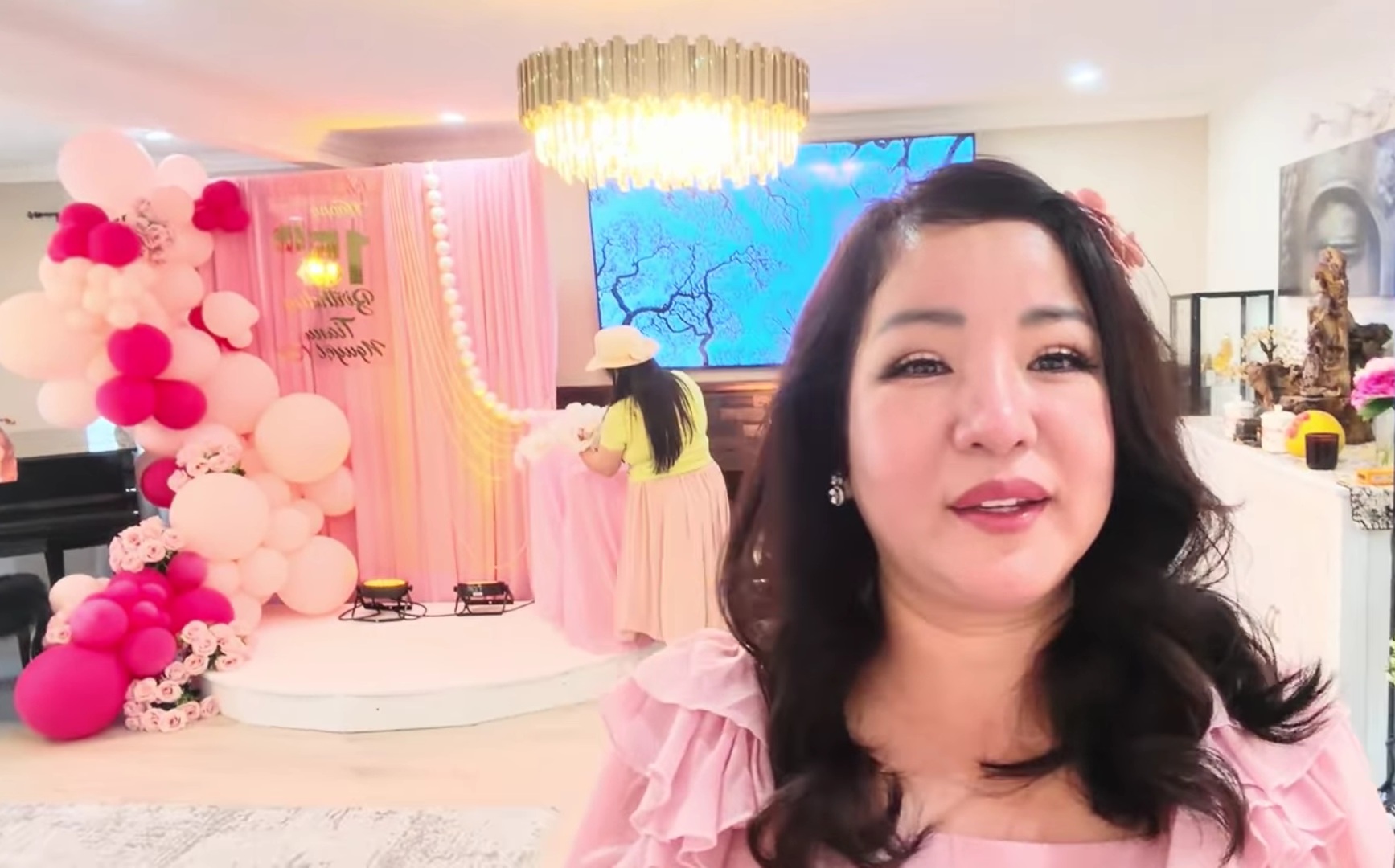 Nữ diễn viên là mẹ đơn thân mở tiệc cho con gái tại biệt thự Mỹ: 
