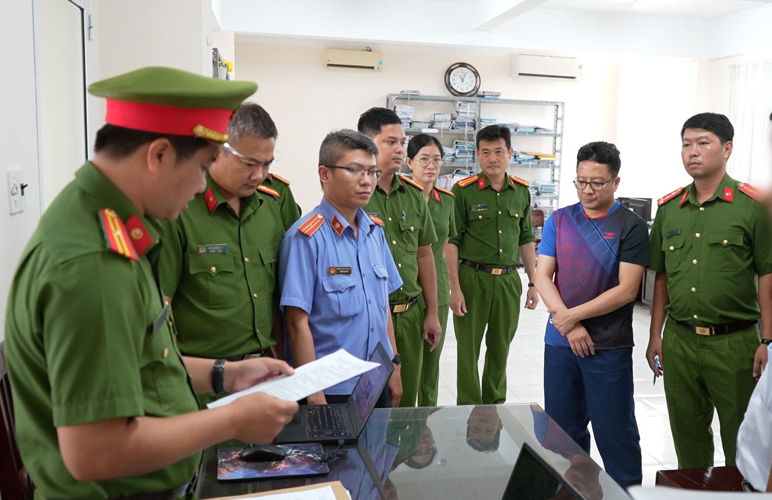 Bắt quả tang cán bộ thuế nhận 100 triệu đồng từ giám đốc công ty- Ảnh 8. Bắt quả tang cán bộ thuế nhận 100 triệu đồng từ giám đốc công ty- Ảnh 8.