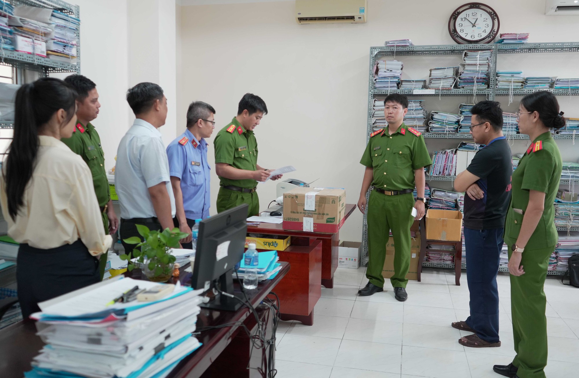 Bắt quả tang cán bộ thuế nhận 100 triệu đồng từ giám đốc công ty- Ảnh 6. Bắt quả tang cán bộ thuế nhận 100 triệu đồng từ giám đốc công ty- Ảnh 6.