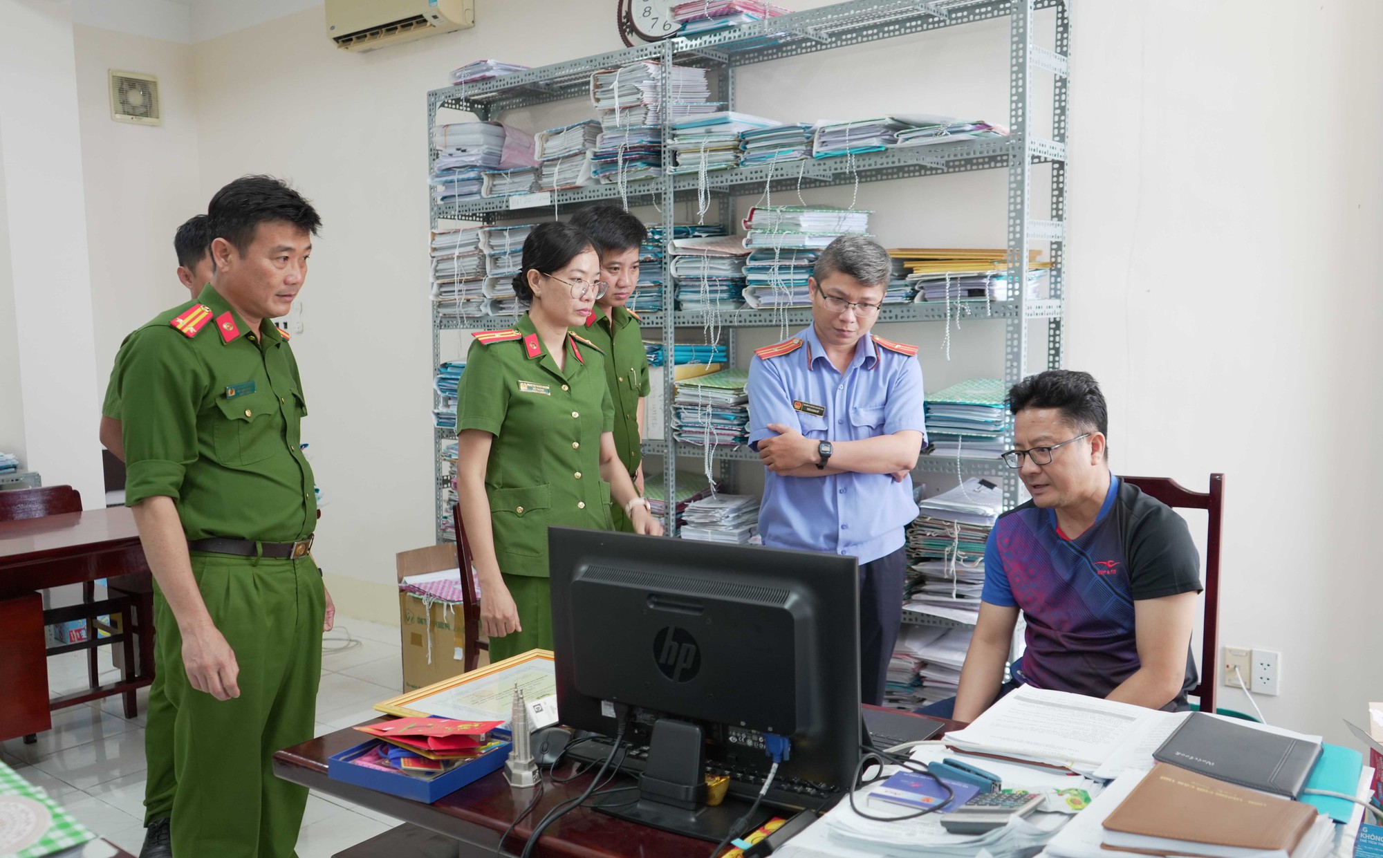 Bắt quả tang cán bộ thuế nhận 100 triệu đồng từ giám đốc công ty- Ảnh 9. Bắt quả tang cán bộ thuế nhận 100 triệu đồng từ giám đốc công ty- Ảnh 9.