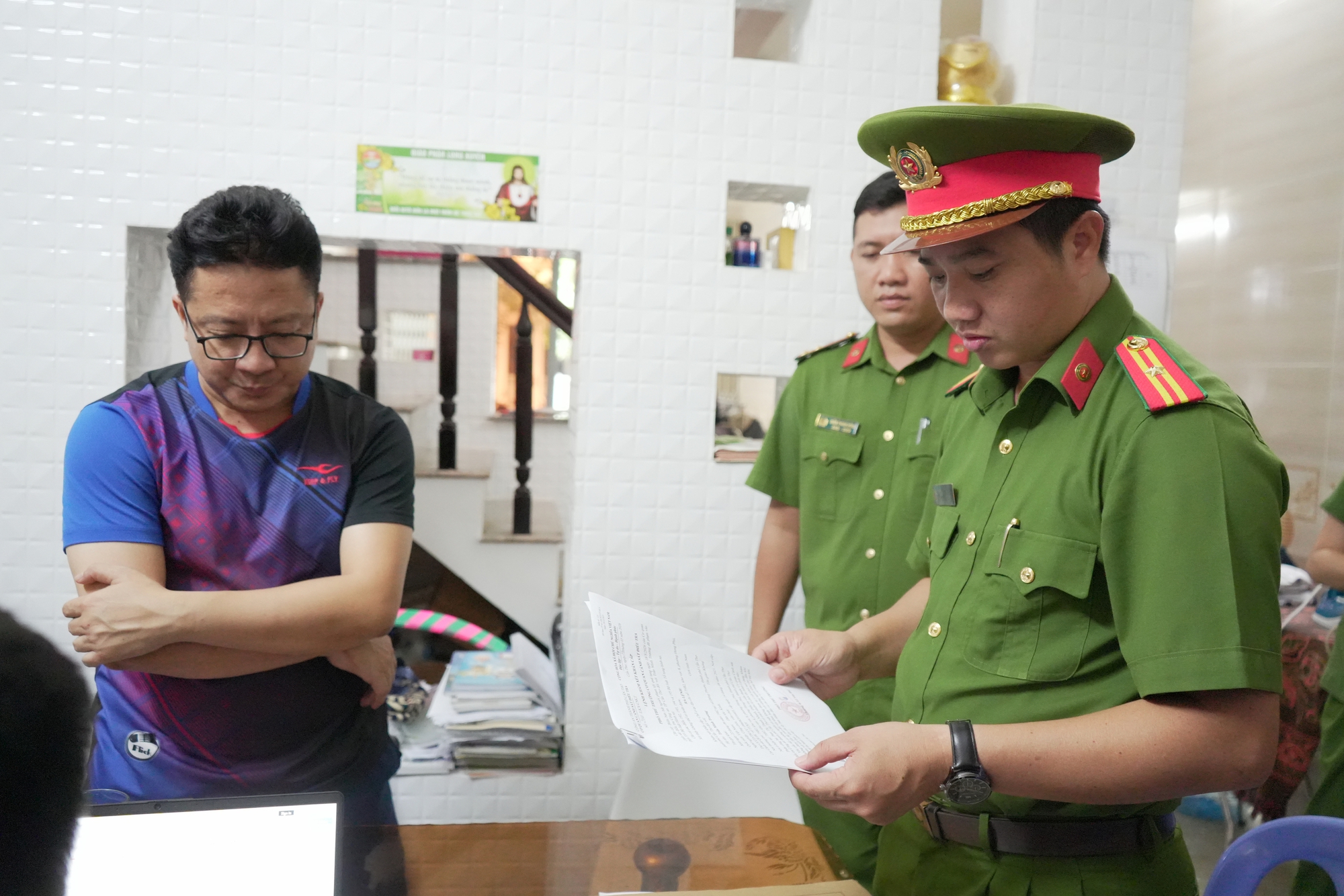 Bắt quả tang cán bộ thuế nhận 100 triệu đồng từ giám đốc công ty- Ảnh 3. Bắt quả tang cán bộ thuế nhận 100 triệu đồng từ giám đốc công ty- Ảnh 3.
