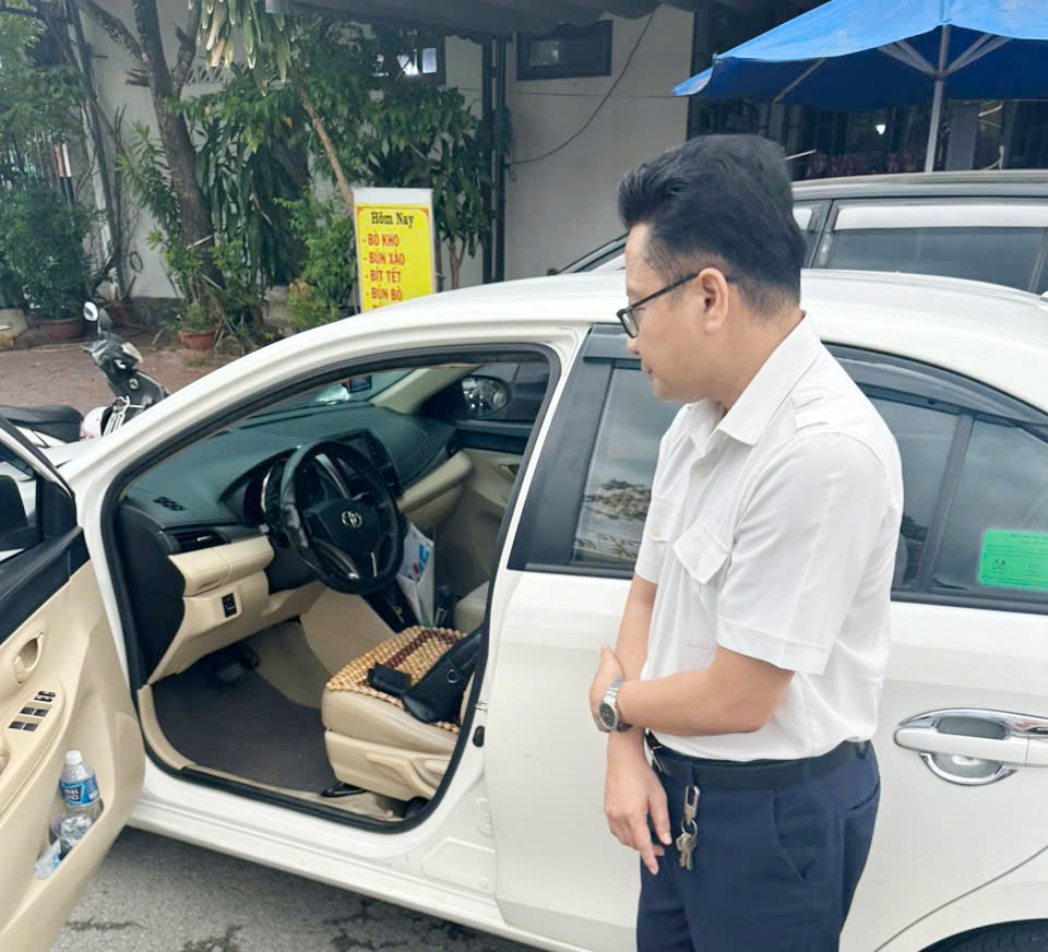 Bắt quả tang cán bộ thuế nhận 100 triệu đồng từ giám đốc công ty- Ảnh 1. Bắt quả tang cán bộ thuế nhận 100 triệu đồng từ giám đốc công ty- Ảnh 1.