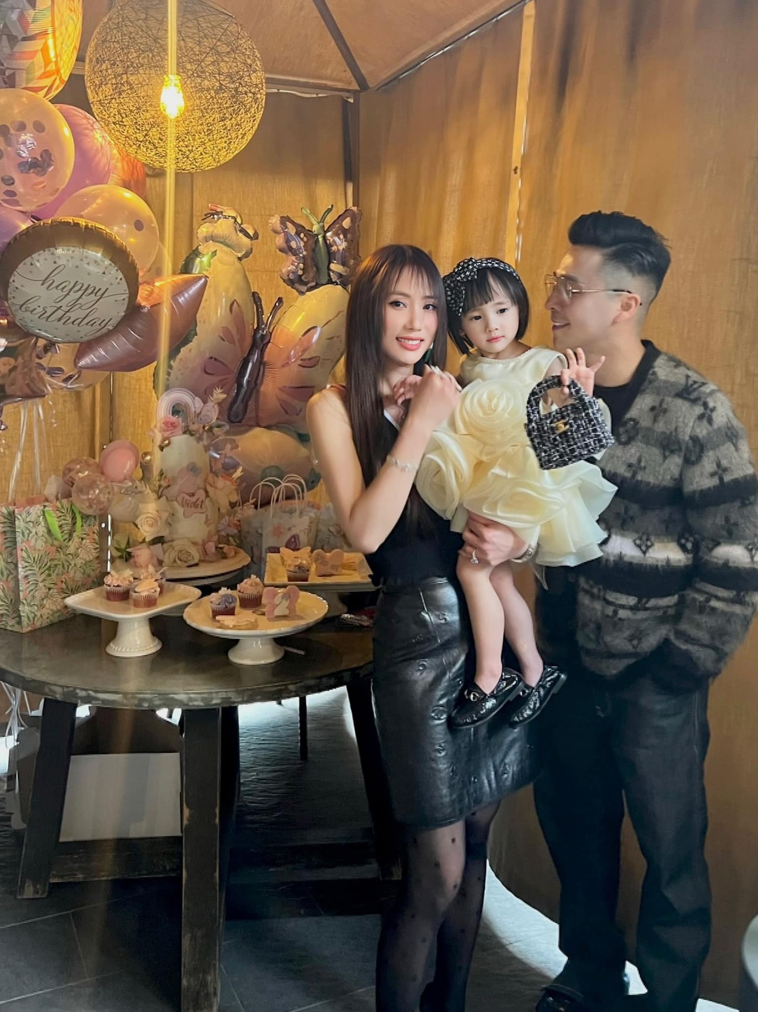 Nam ca sĩ cưới vợ nóng bỏng, sống thoải mái nhờ cho thuê nhà 600 triệu/tháng từ Việt Nam sang Mỹ- Ảnh 5.