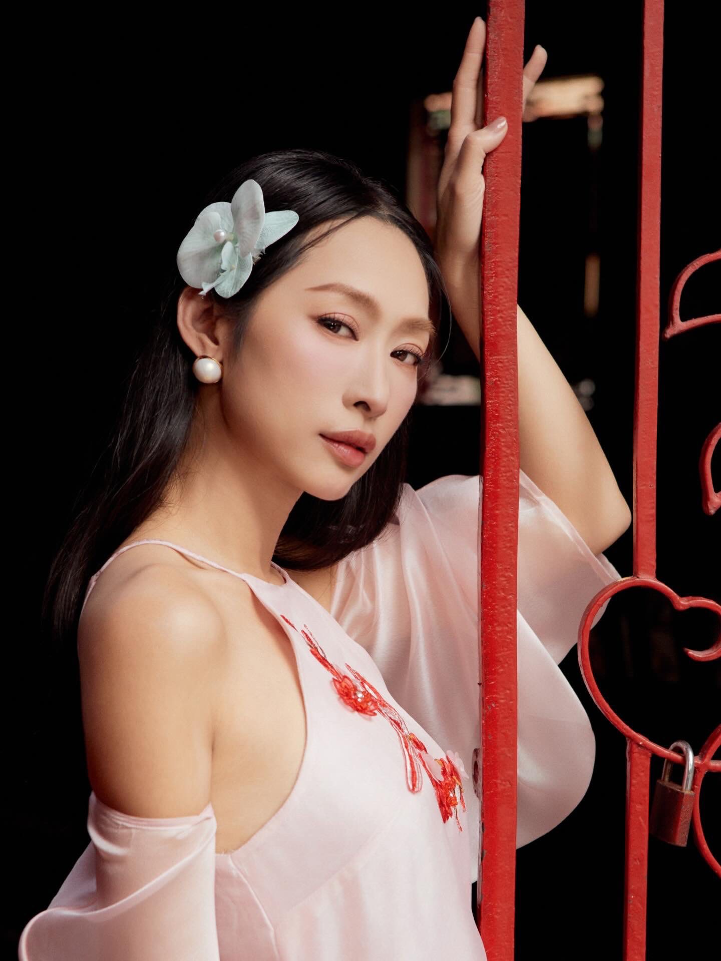 Vbiz mới có 1 cặp đôi lệch tuổi chấn động cõi mạng: Lúc nhà gái nổi tiếng thì nhà trai còn chưa ra đời- Ảnh 4.