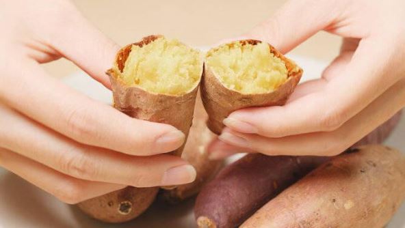 Ăn khoai lang mỗi sáng, người phụ nữ 55 tuổi nhận thấy điều "bất thường" - Ảnh 1.
