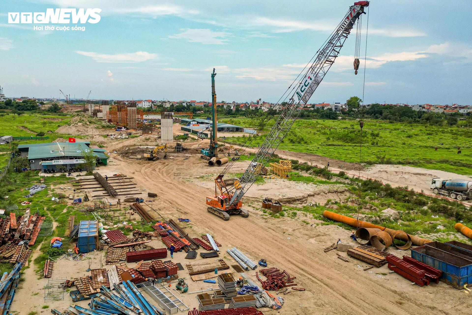 Loạt trụ cầu Hồng Hà vươn cao trên sông Hồng sau hơn nửa năm thi công- Ảnh 10.