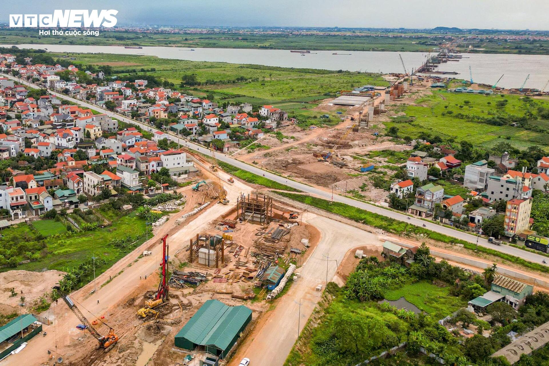 Loạt trụ cầu Hồng Hà vươn cao trên sông Hồng sau hơn nửa năm thi công- Ảnh 11.