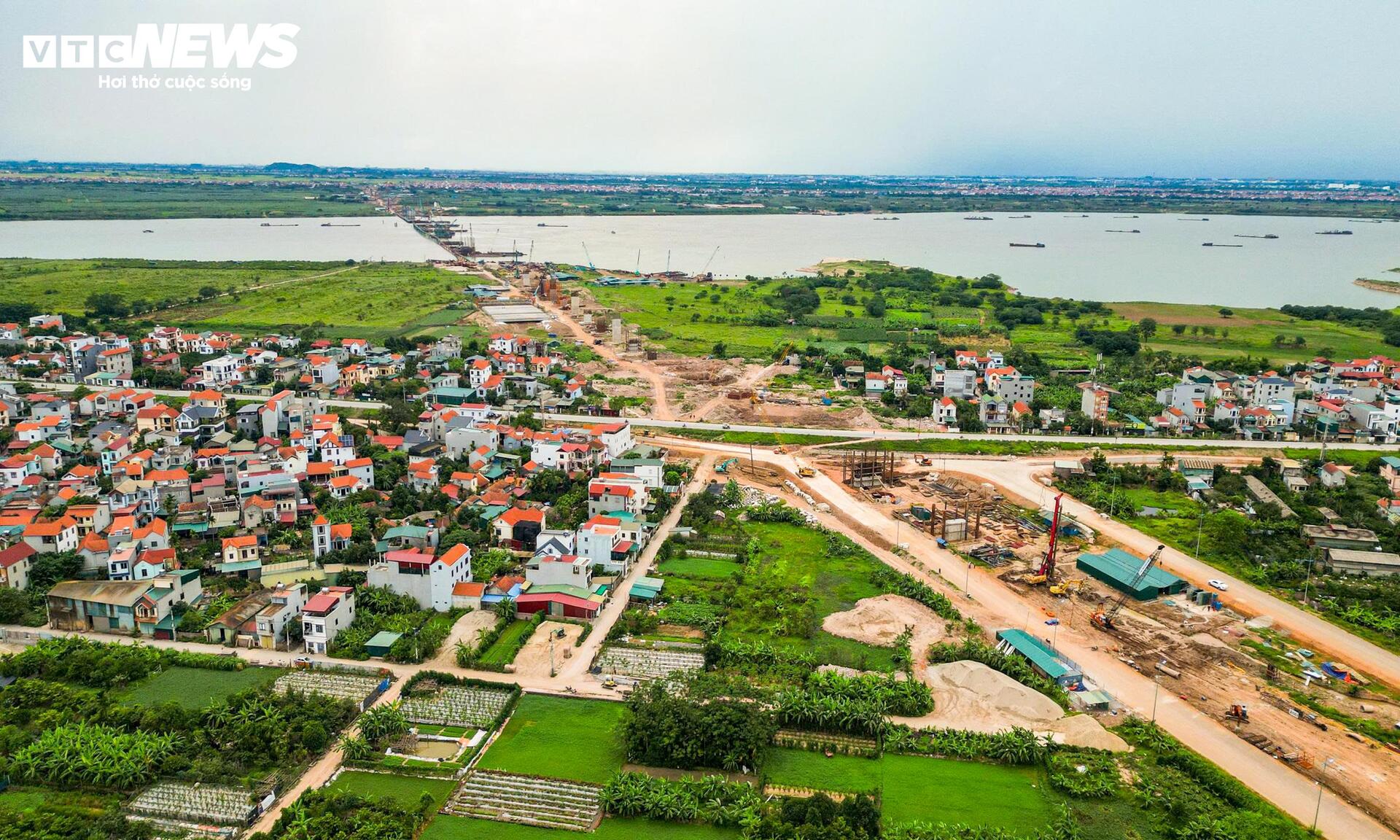 Loạt trụ cầu Hồng Hà vươn cao trên sông Hồng sau hơn nửa năm thi công- Ảnh 1.