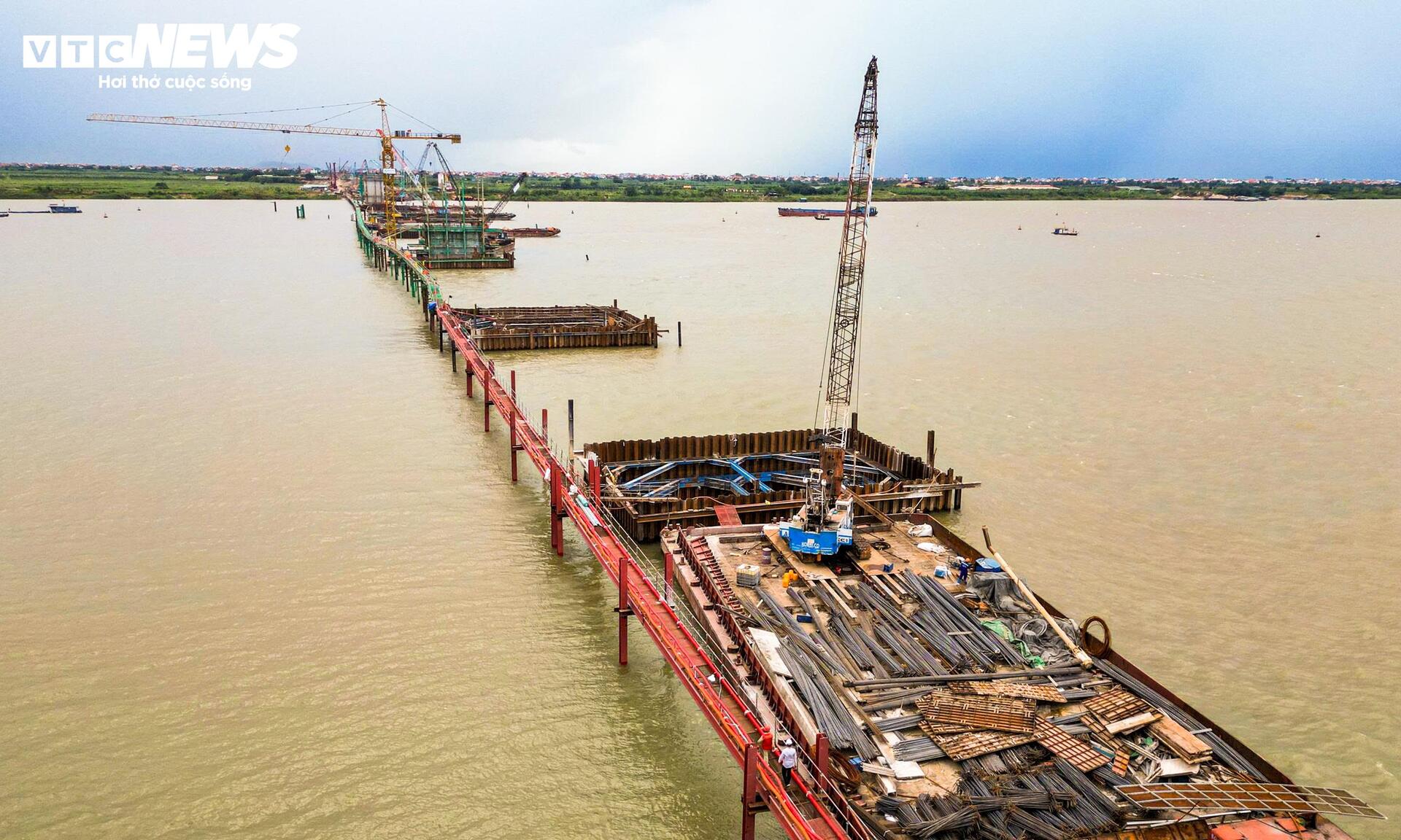 Loạt trụ cầu Hồng Hà vươn cao trên sông Hồng sau hơn nửa năm thi công- Ảnh 2.