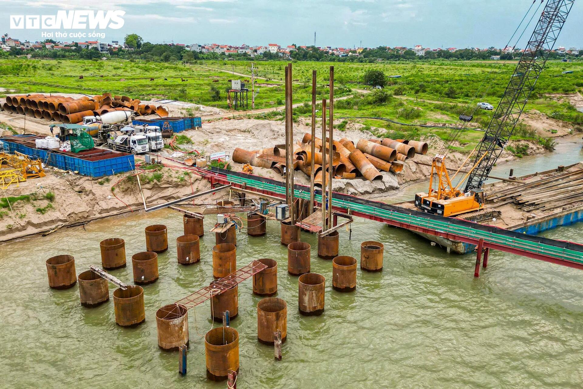 Loạt trụ cầu Hồng Hà vươn cao trên sông Hồng sau hơn nửa năm thi công- Ảnh 4.