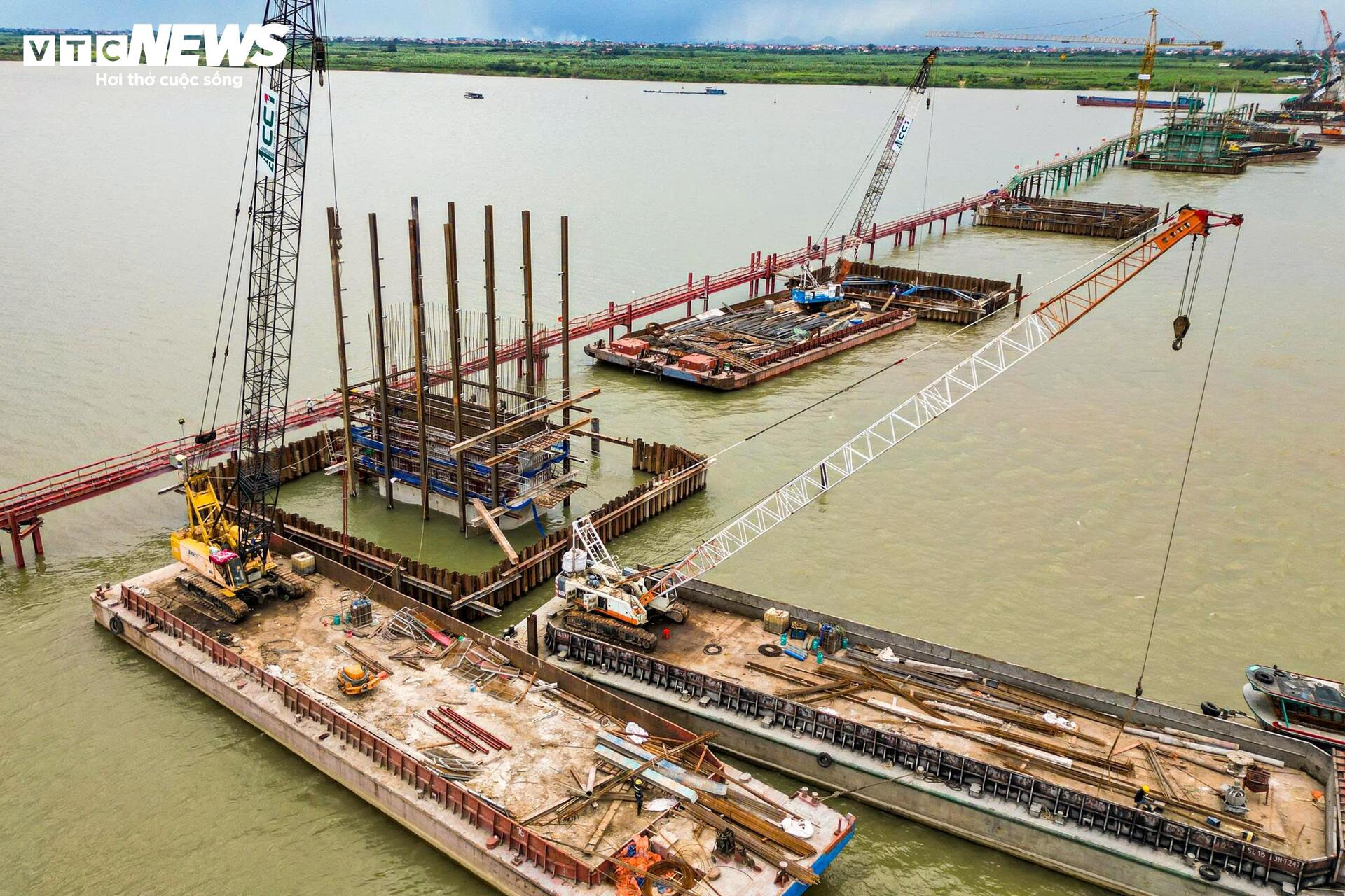 Loạt trụ cầu Hồng Hà vươn cao trên sông Hồng sau hơn nửa năm thi công- Ảnh 7.