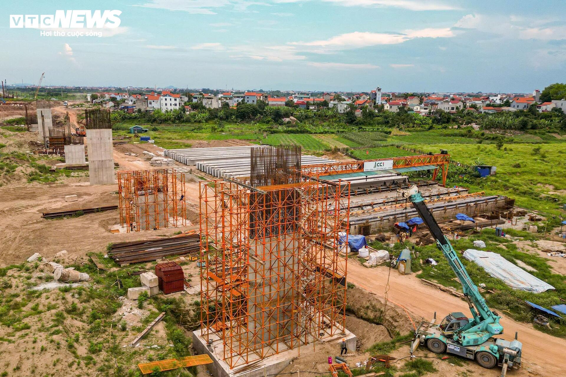 Loạt trụ cầu Hồng Hà vươn cao trên sông Hồng sau hơn nửa năm thi công- Ảnh 8.