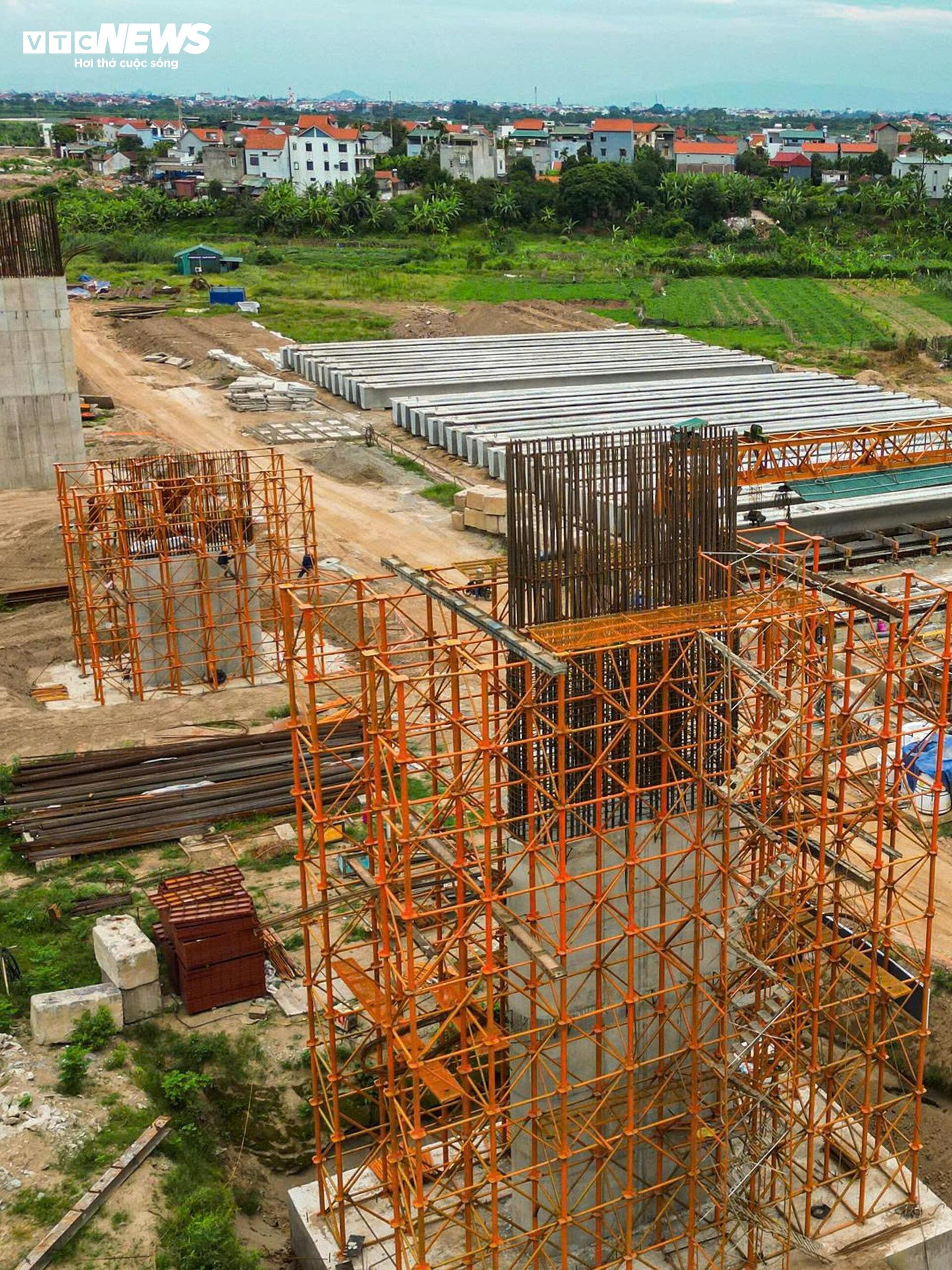 Loạt trụ cầu Hồng Hà vươn cao trên sông Hồng sau hơn nửa năm thi công- Ảnh 9.