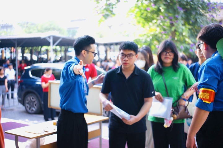 Nghìn thí sinh hoàn thành buổi thi đầu tiên lớp 10 chuyên sớm nhất Hà Nội- Ảnh 6.