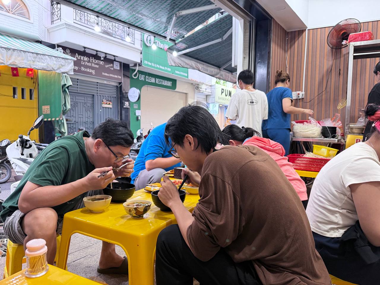 Thử bánh canh cua trộn khô tại Phú Nhuận: Không chan nước nhưng vẫn hút khách nhờ phần sốt cua đặc biệt- Ảnh 4.