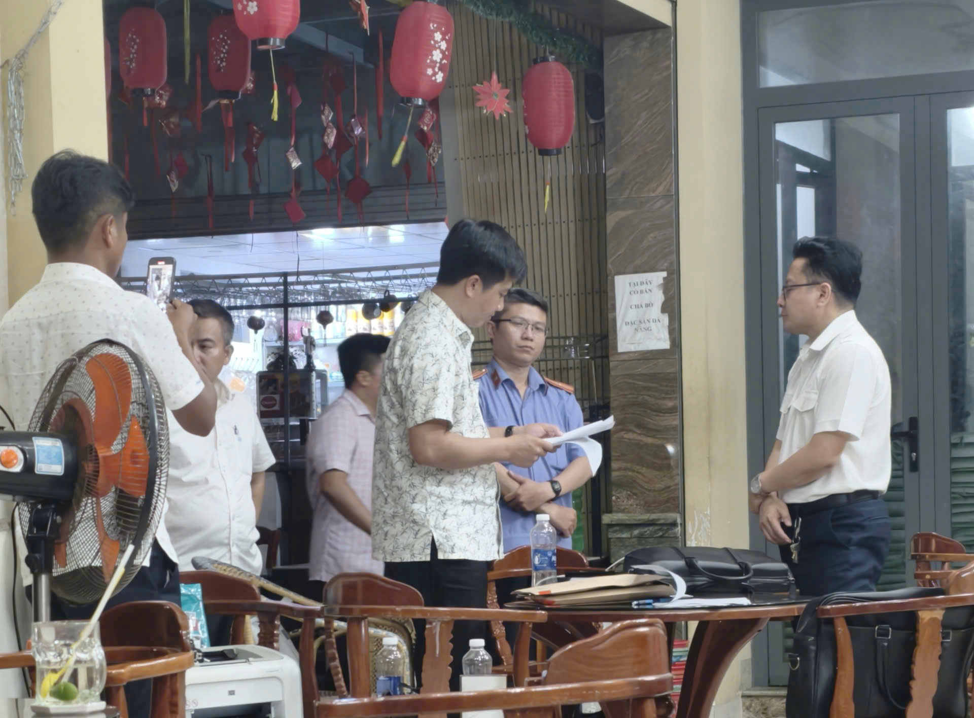 Cán bộ thuế Cần Thơ bị bắt nhận hối lộ 100 triệu đồng từ giám đốc công ty - Ảnh 2. Cán bộ thuế Cần Thơ bị bắt nhận hối lộ 100 triệu đồng từ giám đốc công ty - Ảnh 2.