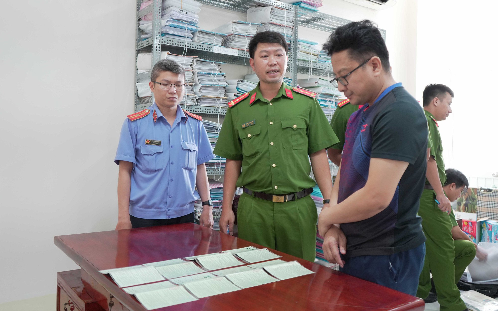 Cán bộ thuế Cần Thơ bị bắt nhận hối lộ 100 triệu đồng từ giám đốc công ty - Ảnh 6. Cán bộ thuế Cần Thơ bị bắt nhận hối lộ 100 triệu đồng từ giám đốc công ty - Ảnh 6.