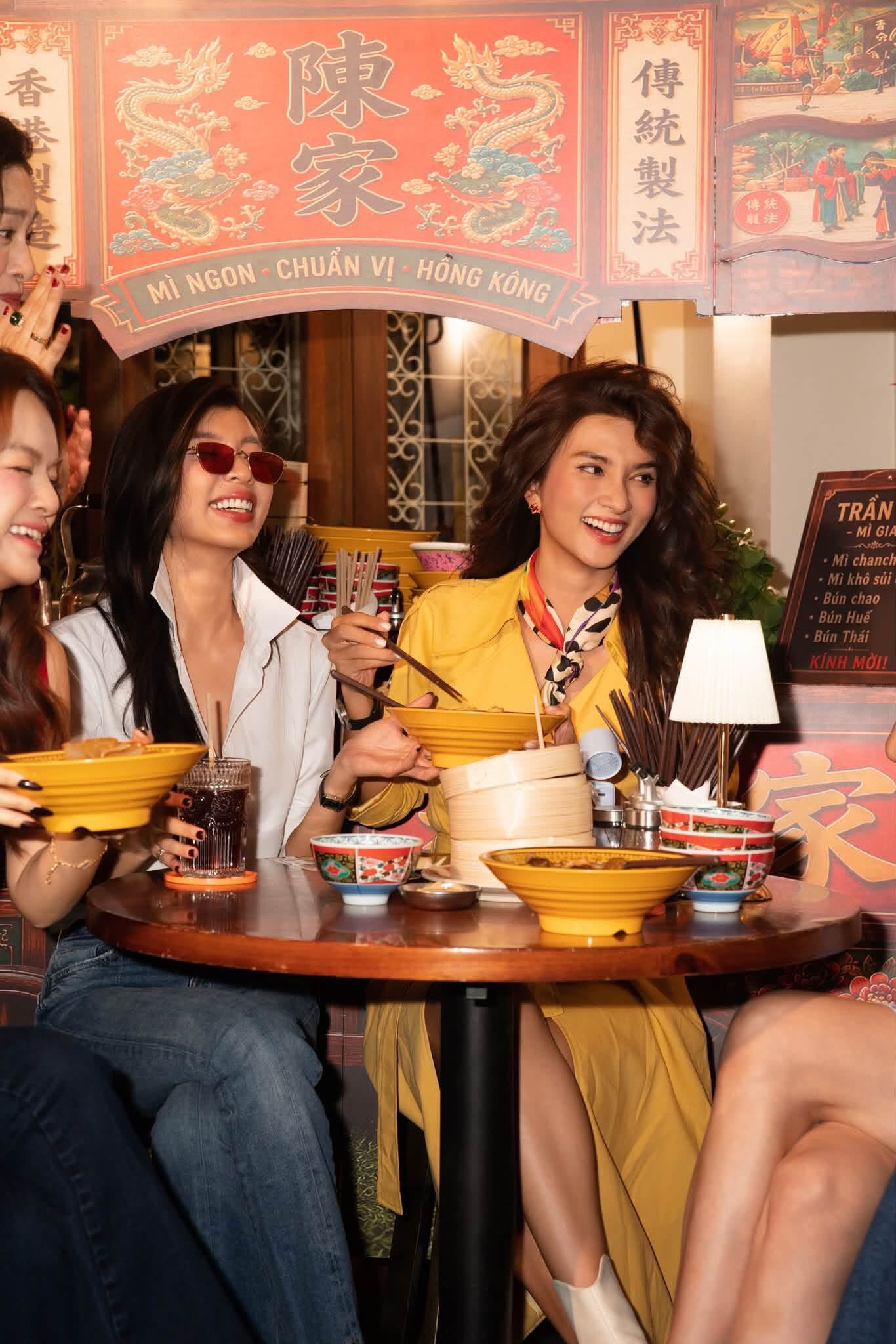 Việt Nam có 1 gương mặt vừa Hong Kong, vừa Âu Mỹ, vừa Latinh: Không muốn bị tàng hình thì đừng đứng cạnh cô ấy- Ảnh 2. Việt Nam có 1 gương mặt vừa Hong Kong, vừa Âu Mỹ, vừa Latinh: Không muốn bị tàng hình thì đừng đứng cạnh cô ấy- Ảnh 2.