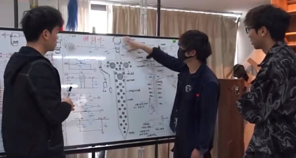 Chàng trai Trung Quốc chế tạo phương tiện bay hình thanh kiếm khổng lồ, đưa ngự kiếm trong tiểu thuyết giả tưởng vào đời thực- Ảnh 2. Chàng trai Trung Quốc chế tạo phương tiện bay hình thanh kiếm khổng lồ, đưa ngự kiếm trong tiểu thuyết giả tưởng vào đời thực- Ảnh 2.