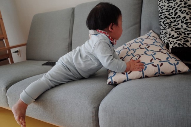 Bé 6 tháng tuổi ngã từ sofa, xuất huyết não nhưng sai lầm này của gia đình khiến bé rơi vào tình trạng nguy kịch- Ảnh 2.