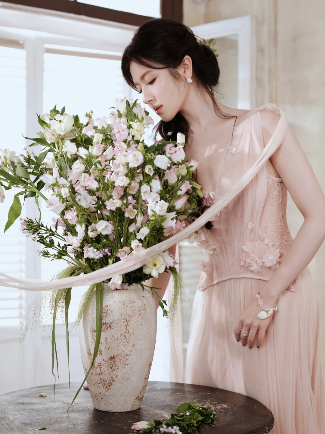 Nhìn Lý Lan Địch bên bình hoa chuông, mới hiểu vì sao mùa hè này nhất định phải có một bình hoa trong nhà- Ảnh 3.