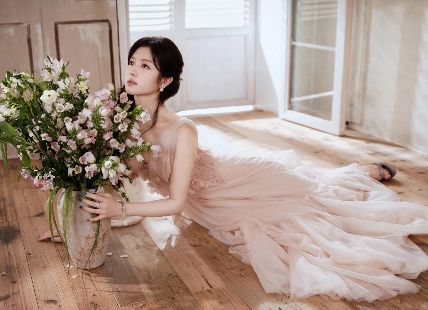 Nhìn Lý Lan Địch bên bình hoa chuông, mới hiểu vì sao mùa hè này nhất định phải có một bình hoa trong nhà- Ảnh 1.