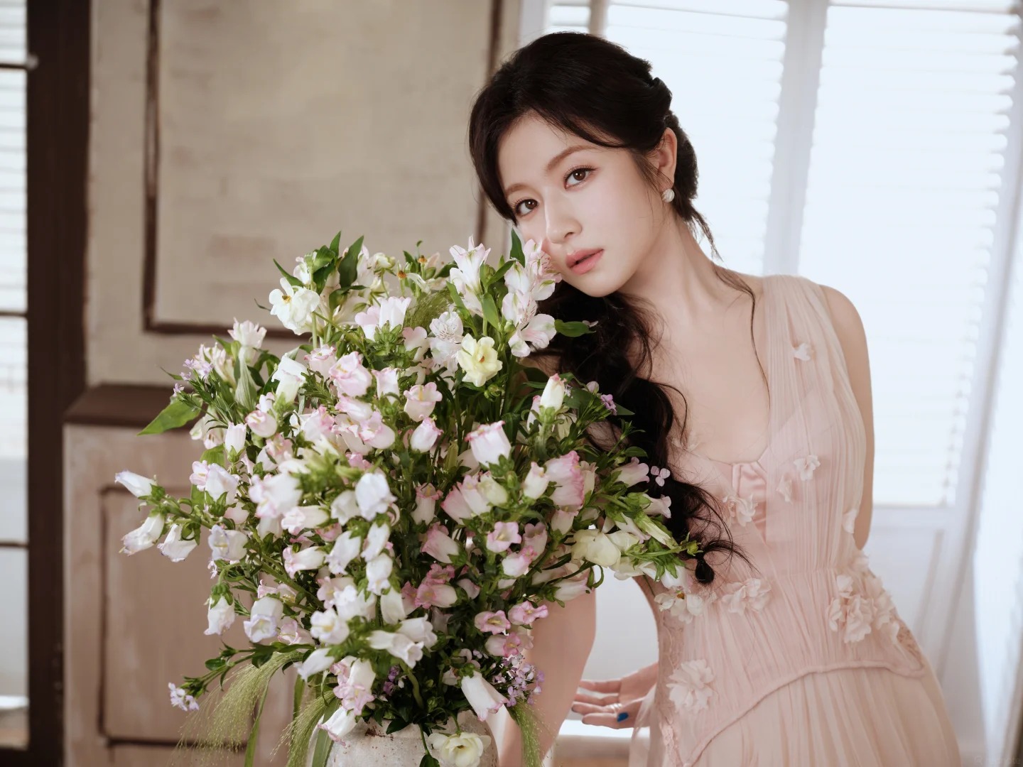 Nhìn Lý Lan Địch bên bình hoa chuông, mới hiểu vì sao mùa hè này nhất định phải có một bình hoa trong nhà- Ảnh 2.