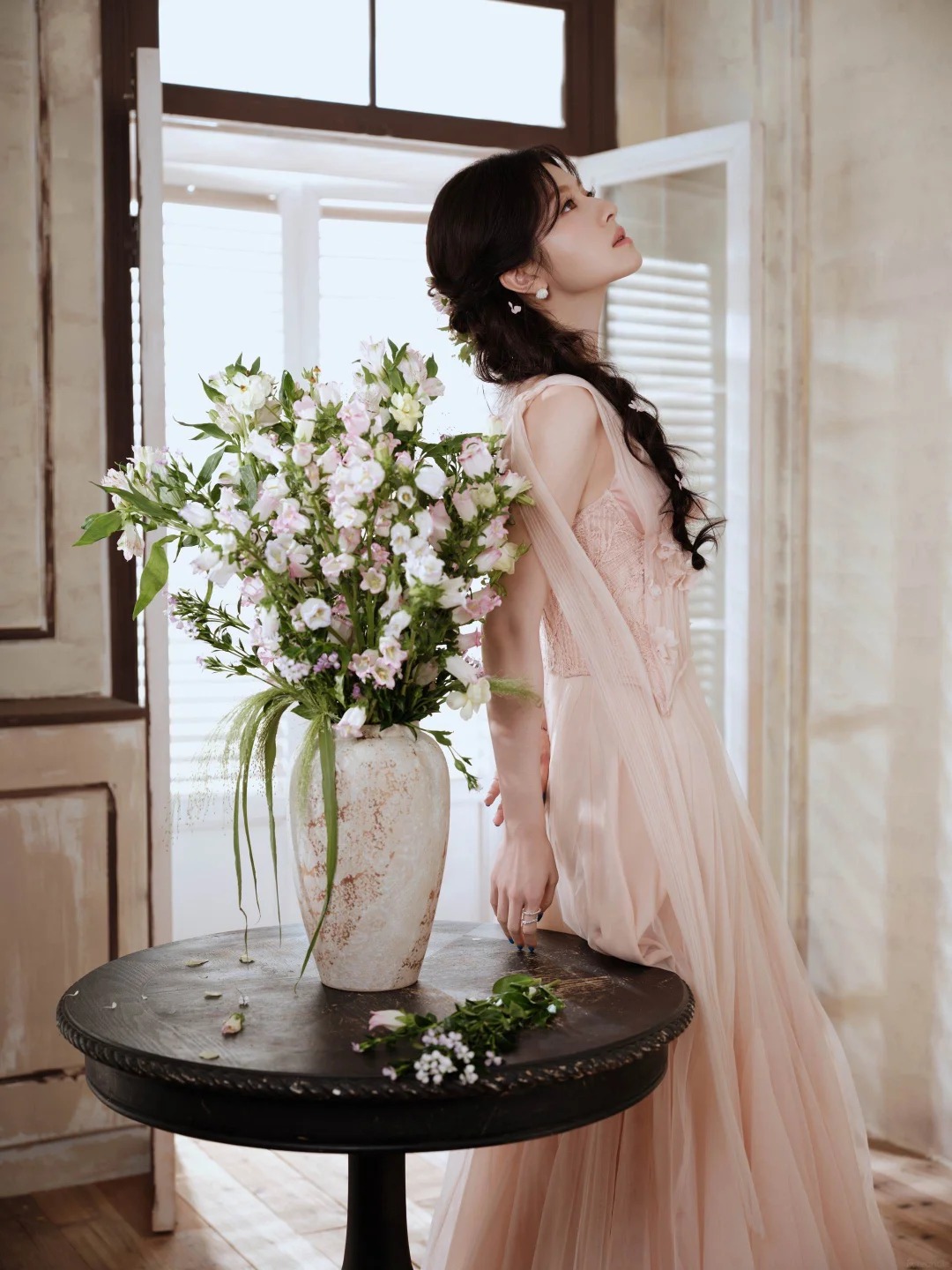Nhìn Lý Lan Địch bên bình hoa chuông, mới hiểu vì sao mùa hè này nhất định phải có một bình hoa trong nhà- Ảnh 4.