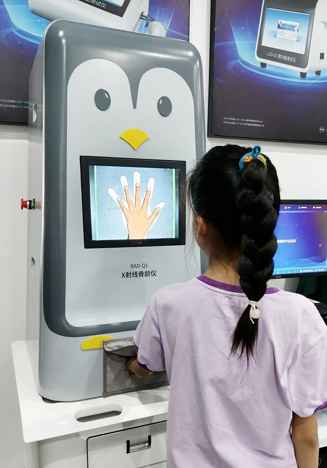 Suốt ngày lo "Con có bị lùn quá không?" nhưng bố mẹ không biết chính 4 sai lầm kinh điển này đang làm con lùn vĩnh viễn- Ảnh 1.