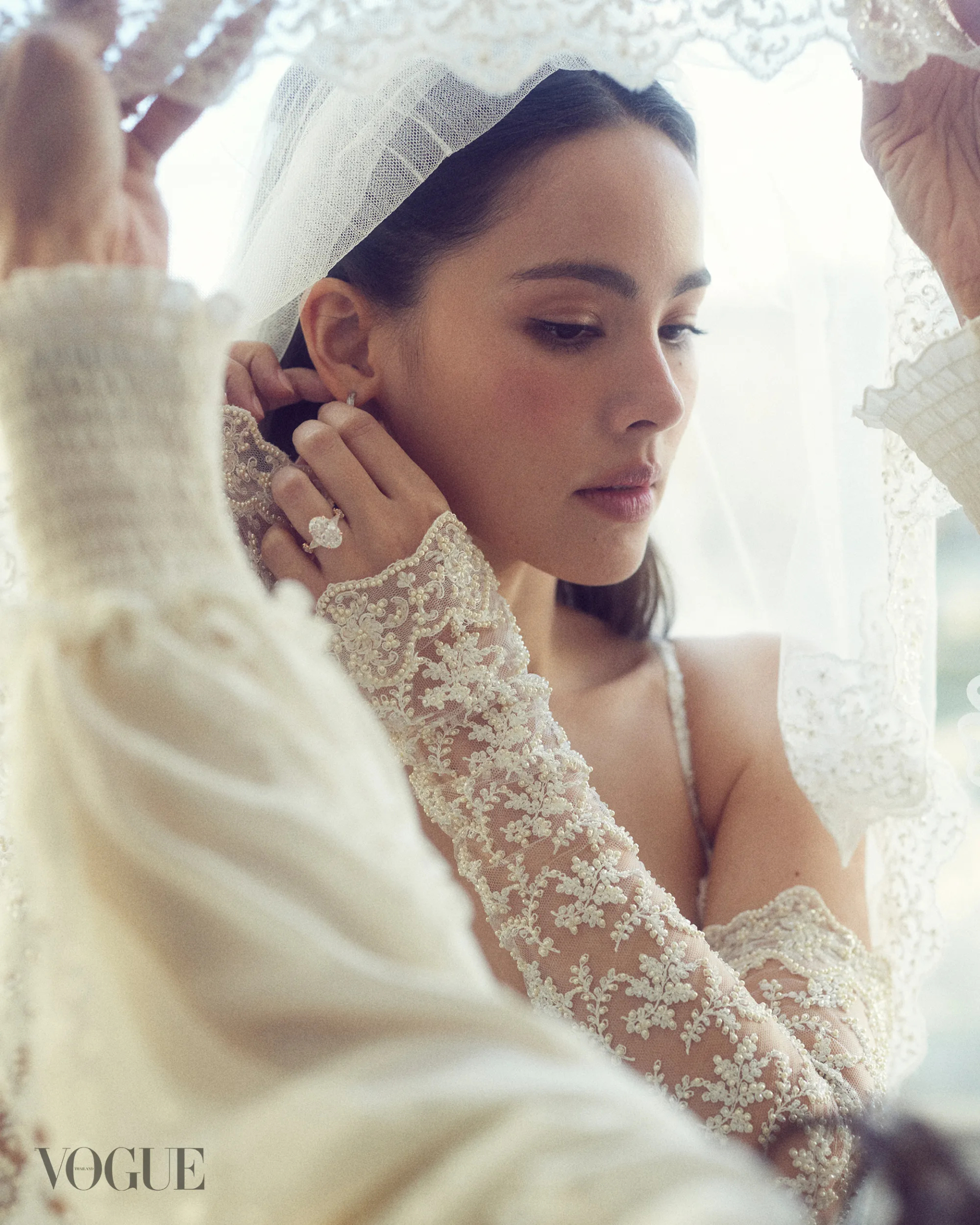 Ảnh cưới trong mơ của "cặp đôi thế kỷ" Thái Lan: Cổ tích đời thật chiếm trọn trang chủ Vogue!- Ảnh 9.