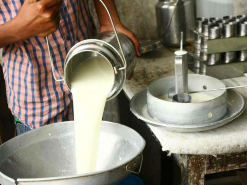 Đột kích một căn nhà, công an triệt phá đường dây sản xuất sữa giả từ hóa chất, tịch thu bột mì, sorbitol và máy pha trộn công nghiệp- Ảnh 1. Đột kích một căn nhà, công an triệt phá đường dây sản xuất sữa giả từ hóa chất, tịch thu bột mì, sorbitol và máy pha trộn công nghiệp- Ảnh 1.