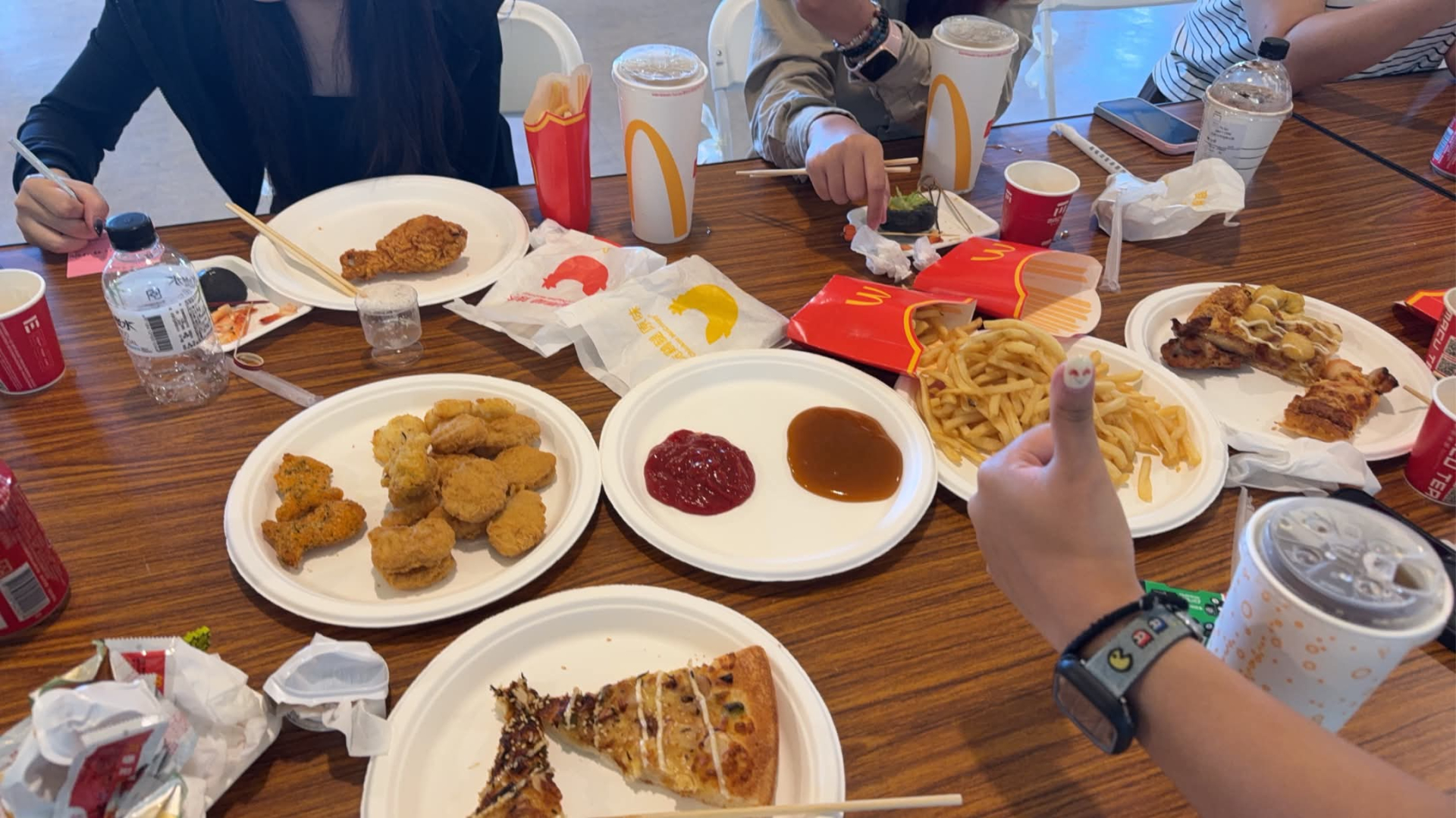 Xôn xao tiệc cưới bố trí như picnic, thực đơn là đồ ăn nhanh, khách mừng cưới 3 triệu bức xúc: “Tôi thấy mình không được tôn trọng…”- Ảnh 6.