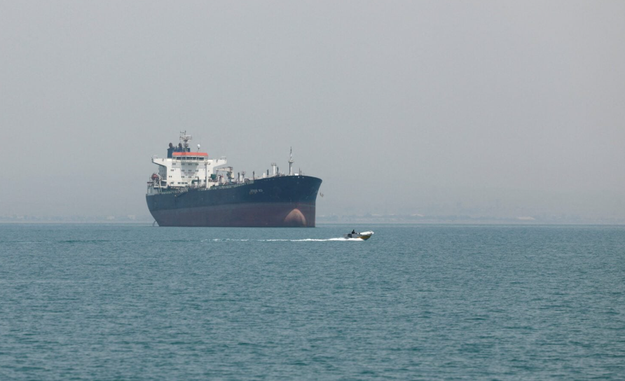 Không phải của Iran, một siêu tàu chở dầu âm thầm rời Vịnh Ba Tư, hướng thẳng đến láng giềng Việt Nam - Ảnh 1.