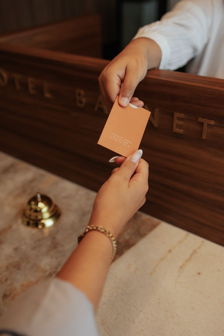 Thế mà lại hay: Ở 5 khách sạn sao đừng dại tự book bàn, nhờ lễ tân đặt hộ lại được chăm như VIP- Ảnh 3.