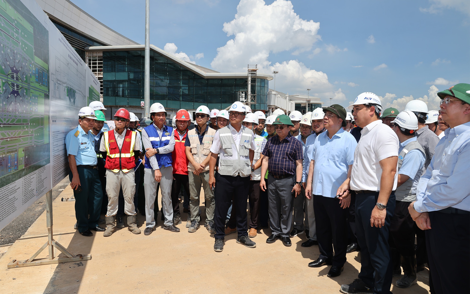Áp lực đè lên 2 đại dự án hàng không chục tỷ đô: Nhà ga Long Thành chậm tiến độ, sân bay Gia Bình vướng "nút thắt"- Ảnh 2.