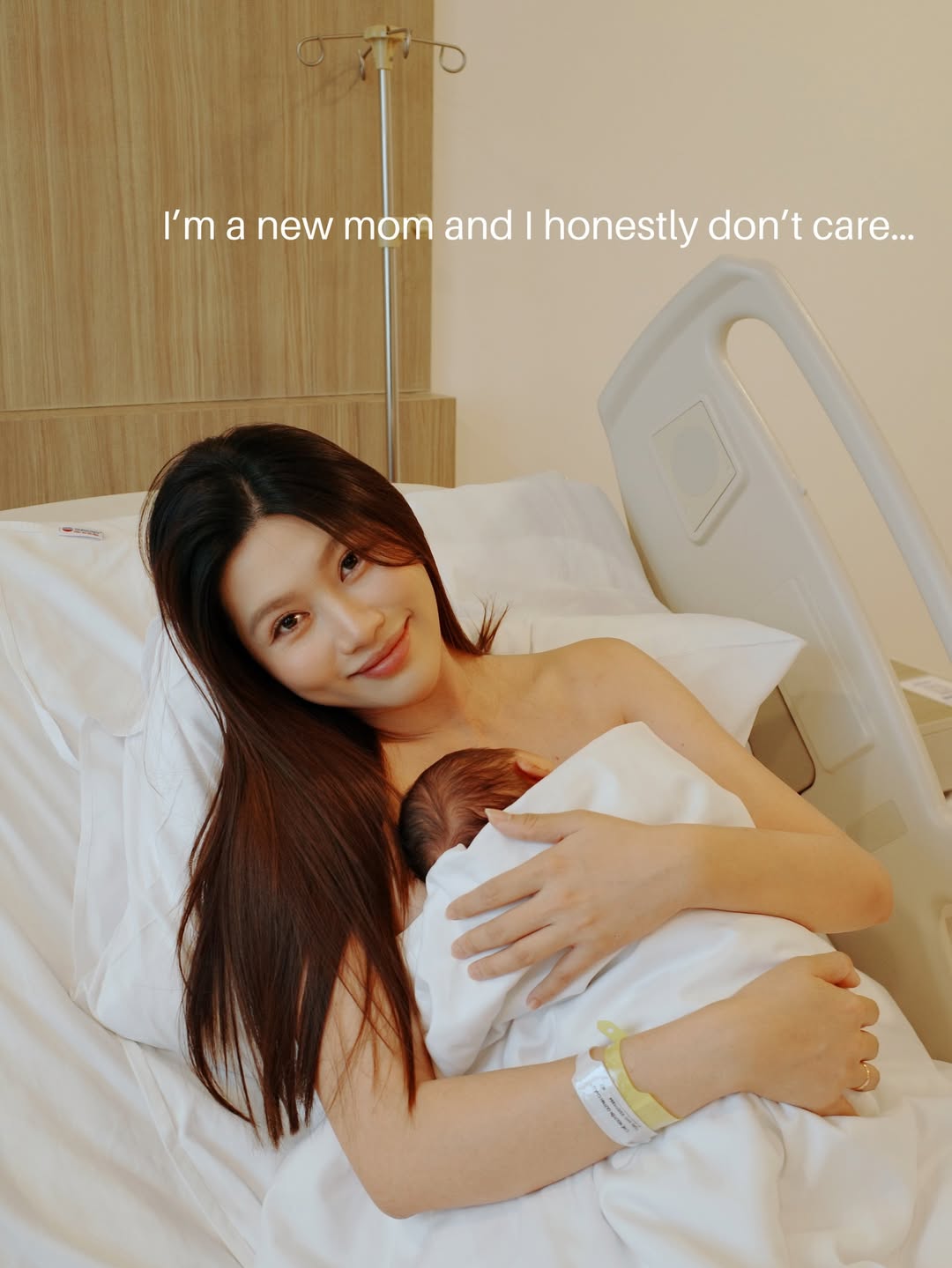 Dâu hào môn giản dị nhất Việt Nam: Sinh con xong "đẹp như chưa từng đẻ", mặc đơn giản mà sang ngời ngời- Ảnh 1.
