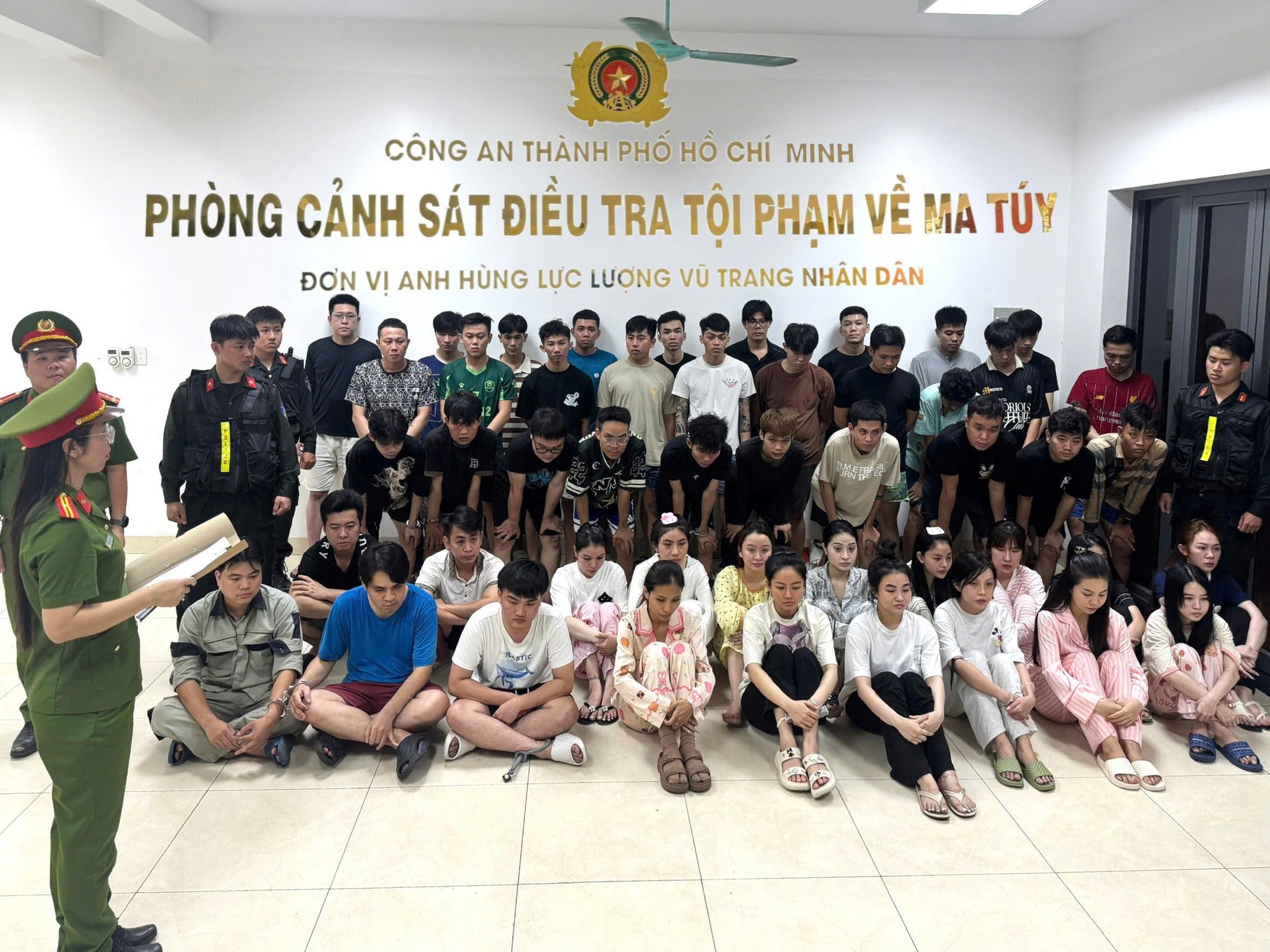 Đột kích quán bar Revo ở Vũng Tàu phát hiện ma túy và khởi tố 50 đối tượng - Ảnh 1.