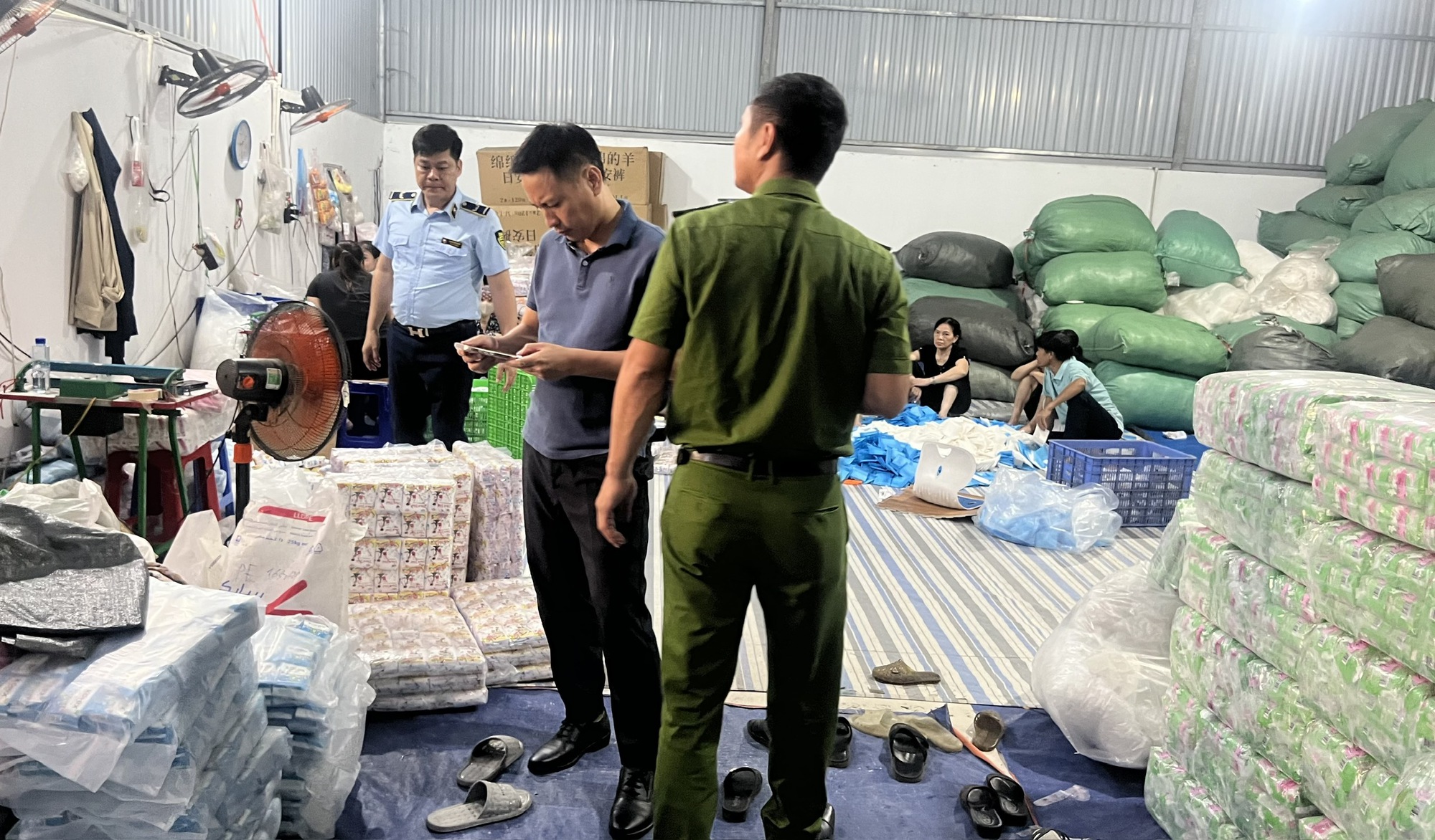 Khám xét, bắt tạm giam chủ xưởng sản xuất băng vệ sinh - Ảnh 3.